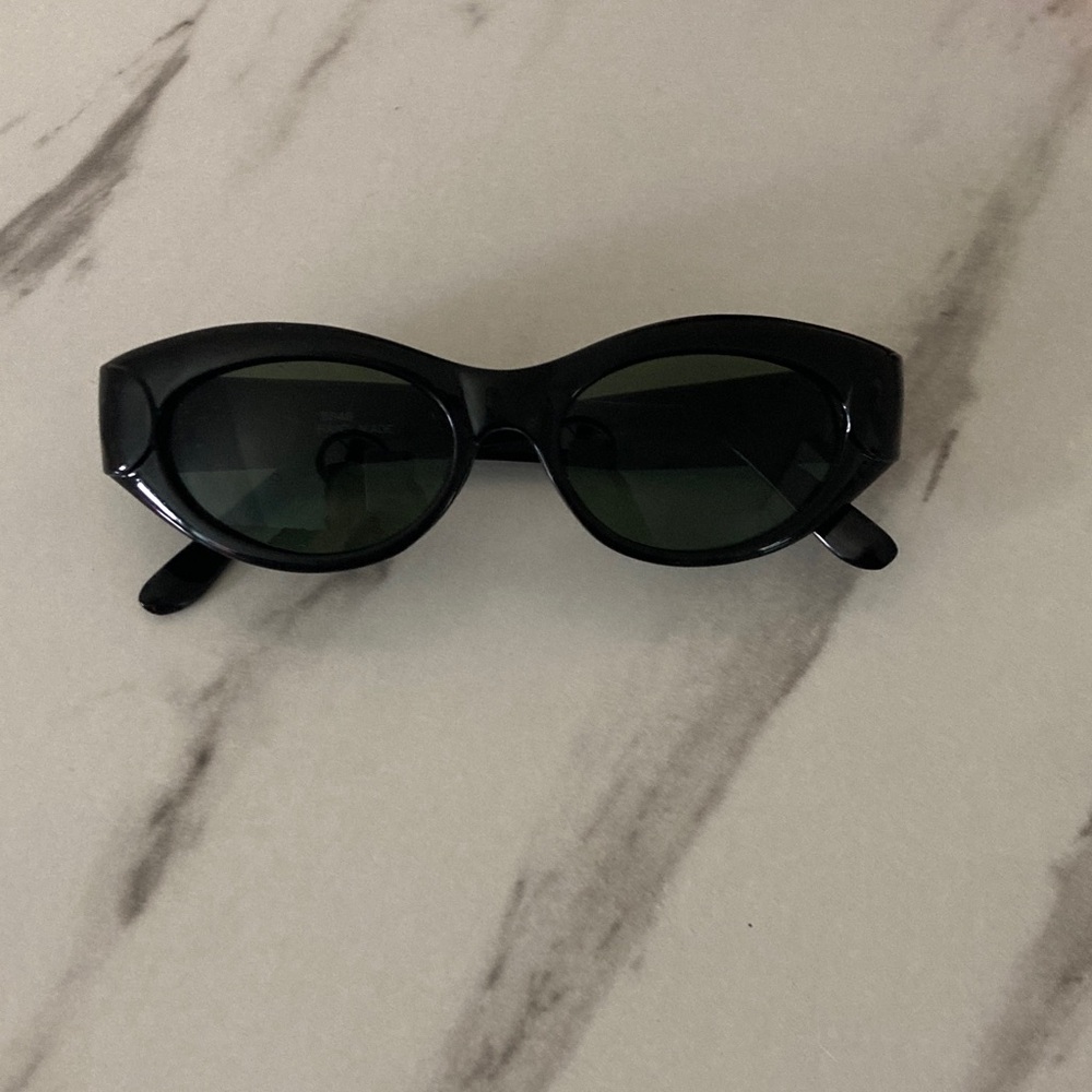 Women's Black Oval Sunglasses - Gloss Frame
